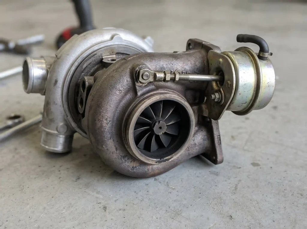 Widok turbosprężarki stosowanej w silnikach TSI i TFSI.