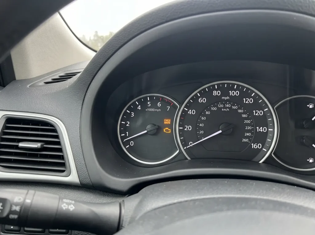 Zapalona kontrolka check engine - objaw awarii czujnika CMP